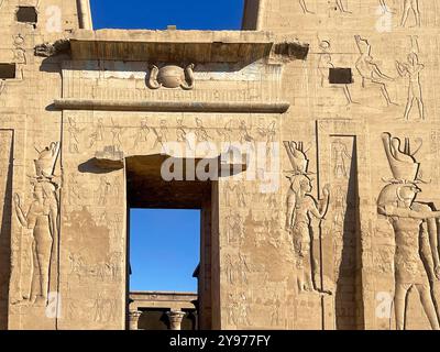 L'antica facciata del Tempio di Horus a Edfu, testimonianza del genio architettonico degli antichi Egizi e una finestra sul passato dell'Egitto. Foto Stock