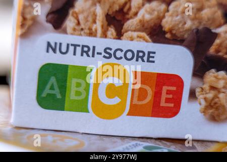 Il logo Nutri-Score fornisce ai consumatori informazioni sul lato anteriore di confezionamento dei prodotti alimentari sulla qualità nutrizionale complessiva dei prodotti con lette Foto Stock