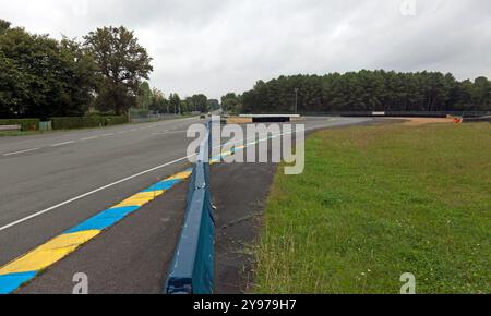 Una delle due chicane aggiunte al rettilineo di Mulsanne, per rallentare le vetture per motivi di sicurezza, sul circuito 24 ore di le Mans, Francia Foto Stock