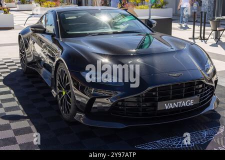 La Black aston martin Vantage coupé è parcheggiata in esposizione in un'area pedonale Foto Stock