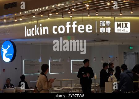 SHANGHAI, CINA - 9 OTTOBRE 2024 - i clienti acquistano presso il negozio Luckin Coffee x Tea Mix a Shanghai, Cina, 9 ottobre 2024. Foto Stock