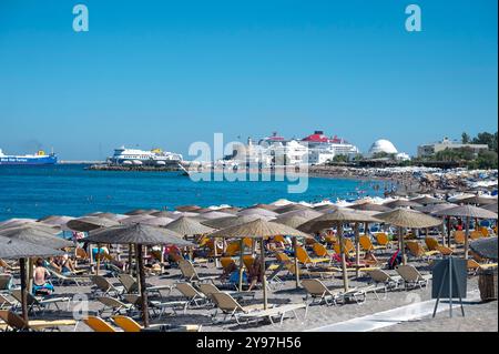 Ialysos Beach mit Kreuzfahrtschiffen im Hintergrund, Insel Rhodos, Griechenland, Europa, BLF *** Spiaggia di Ialysos con navi da crociera sullo sfondo, Rodi, Grecia, Europa, BLF  DSC2767 Bernd Leitner Photography Foto Stock