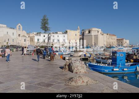 Vista sul porto di Trani con il mercato dei pescatori di tutti i giorni, la Puglia, l'Italia Foto Stock