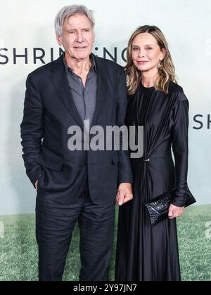 WEST HOLLYWOOD, LOS ANGELES, CALIFORNIA, USA - 08 OTTOBRE: Harrison Ford e la moglie Calista Flockhart arrivano alla prima mondiale della "Shrinking" Season 2 della Apple TV+ Series, tenutasi al Pacific Design Center l'8 ottobre 2024 a West Hollywood, Los Angeles, California, Stati Uniti. (Foto di Xavier Collin/Image Press Agency) Foto Stock