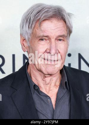 WEST HOLLYWOOD, LOS ANGELES, CALIFORNIA, USA - 08 OTTOBRE: Harrison Ford arriva alla prima mondiale della Apple TV+ Series 'Shrinking' Season 2, tenutasi al Pacific Design Center l'8 ottobre 2024 a West Hollywood, Los Angeles, California, Stati Uniti. (Foto di Xavier Collin/Image Press Agency) Foto Stock