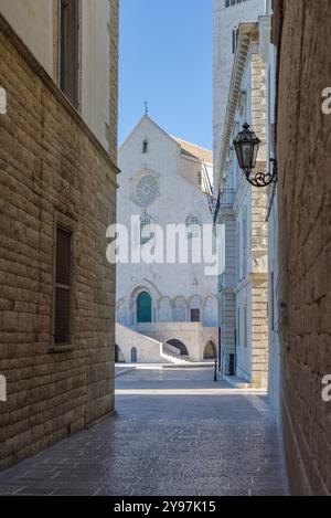 Vista della strada nel centro storico di Trani con la Cattedrale di San Nicola Pelligrino a Trani, Italia, regione Puglia Foto Stock