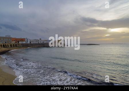 Parte vecchia di Gallipoli con magnifica baia, penisola del Salento, provincia di Lecce, Puglia, Italia Foto Stock