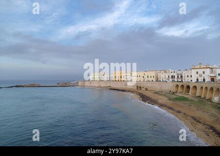 Parte vecchia di Gallipoli con magnifica baia, penisola del Salento, provincia di Lecce, Puglia, Italia Foto Stock