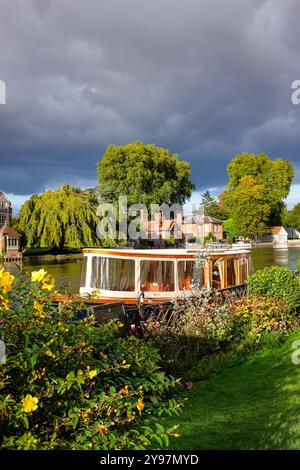 Dall'Hotel Compleat Angler, attraversato il Tamigi a Marlow, Buckinghamshire, Inghilterra, Regno Unito Foto Stock