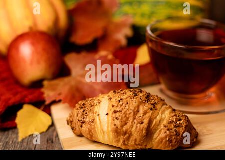 Composizione autunnale, tè, zucche, candela sul tavolo. Comfort autunnale a casa. Foto di alta qualità Foto Stock