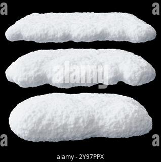 Cime di neve realistiche, tappi isolati su sfondo nero. Elimina gli elementi innevati. Ideale per design a tema invernale, grafica natalizia o stagionale Foto Stock