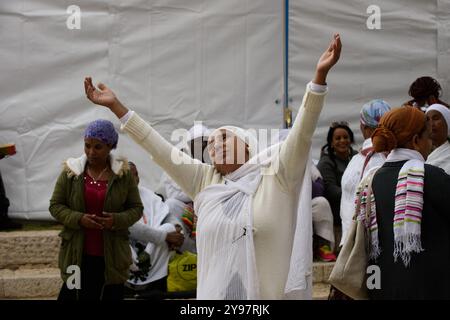 Una donna etiope, membro della comunità ebraica Beta Israel, prega durante la celebrazione annuale di Sigd a Gerusalemme, Israele. Foto Stock