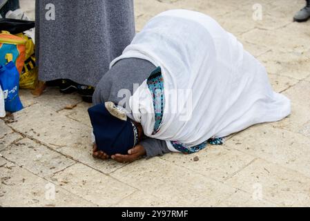 Una donna etiope, membro della comunità ebraica Beta Israel, prega durante la celebrazione annuale di Sigd a Gerusalemme, Israele. Foto Stock