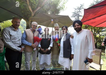 Srinagar, Jammu e Kashmir, India. 9 ottobre 2024. Omar Abdullah (R), leader del partito della Conferenza Nazionale del Kashmir e Jammu (JKNC), partecipa a un incontro congiunto con il presidente del JKNC Farooq Abdullah (3L) e il presidente regionale del partito del Congresso Nazionale Indiano (Inc) Tariq Hameed Karra (2L), il giorno dopo la sua vittoria alle elezioni dell'assemblea locale a Srinagar il 9 ottobre 2024. Il Kashmir amministrato dall'India eletto l'8 ottobre, il suo primo governo da quando il restivo territorio himalayano fu portato sotto il controllo diretto di nuova Delhi, mentre gli elettori sostenevano i partiti di opposizione per guidare la sua assemblea regionale. (Cred Foto Stock