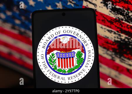 2 settembre 2024, Paraguay. In questa immagine, il Federal Reserve System (FED) del logo degli Stati Uniti viene visualizzato su uno schermo dello smartphone Foto Stock