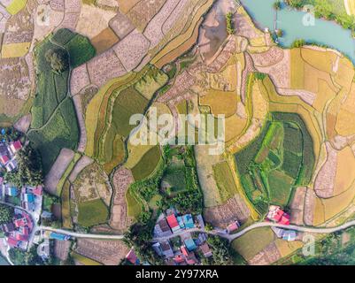 Vista aerea a grandangolo del paesaggio con risaie al villaggio di Phong Nam a Trung Khanh, provincia di Cao Bang, Vietnam del Nord Foto Stock