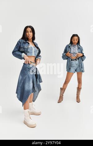 Due donne all'avanguardia esprimono il loro stile unico con fiducia e stile. Foto Stock