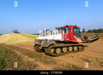 Veicoli bulldozer cingolati a pistoni con sistema di chiusura per insilato di granturco dolce nel campo immagazzinato per biocarburanti, Alderton, Suffolk, Inghilterra, Regno Unito Foto Stock