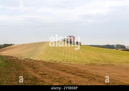 Morsetto per insilato per veicoli bulldozer cingolati a pistone di mais dolce immagazzinato in campo per biocarburanti, Alderton, Suffolk, Inghilterra, Regno Unito Foto Stock