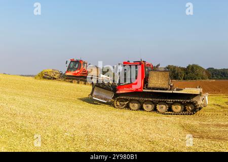 Veicoli bulldozer cingolati a pistoni con sistema di chiusura per insilato di granturco dolce nel campo immagazzinato per biocarburanti, Alderton, Suffolk, Inghilterra, Regno Unito Foto Stock