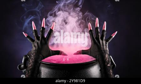 Le mani della strega su un calderone gorgogliante con pozione rosa, lanciando un incantesimo magico con fumo inquietante in un'atmosfera buia e mistica, sullo sfondo di Halloween Foto Stock