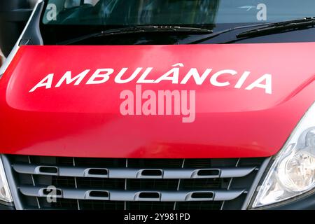 descrizione dettaglio dell'ambulanza generica, con lettere rosse in portoghese: ambulancia Foto Stock