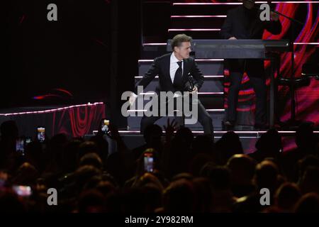 Città del Messico, Messico. 8 ottobre 2024. Il cantante Luis Miguel si esibisce sul palco durante il Luis Miguel 2024 Tour all'Arena CDMX. L'8 ottobre 2024 a città del Messico, Messico. (Foto di Ismael Rosas/ credito: Eyepix Group/Alamy Live News Foto Stock