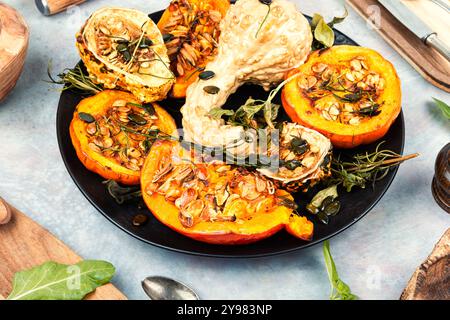 Piatto di zucche al forno pronto da mangiare. Foto Stock