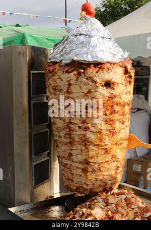 ADANA, TURCHIA - 07 OTTOBRE 2022: Cucina tradizionale turca Chicken Doner Kebab con cucina alla griglia per i clienti al Food Festival Foto Stock