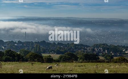 Nebbia (bassa nebbia, nuvola invertita) appesa su Saltaire nello Yorkshire. Foto Stock