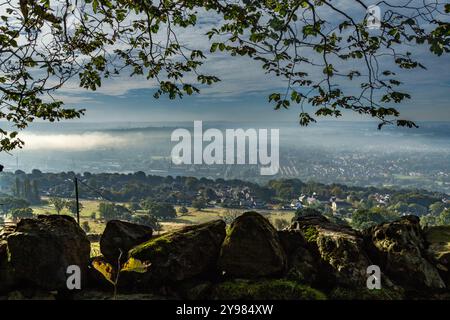 Nebbia (bassa nebbia, nuvola invertita) appesa su Saltaire nello Yorkshire. Foto Stock