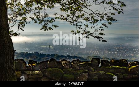 Nebbia (bassa nebbia, nuvola invertita) appesa su Saltaire nello Yorkshire. Foto Stock