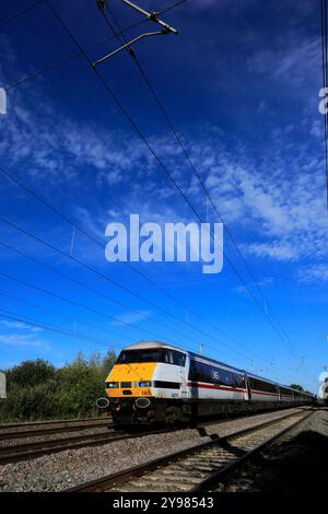 82213 LNER, White Livery train, East Coast Main Line Railway, Stevenage Town, Hertfordshire, Inghilterra, Regno Unito Foto Stock
