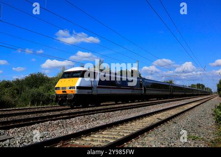82211 LNER, White Livery train, East Coast Main Line Railway, Stevenage Town, Hertfordshire, Inghilterra, Regno Unito Foto Stock