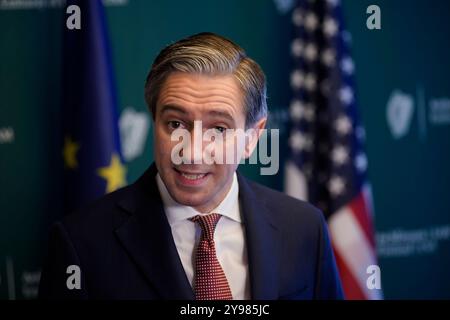 Il Taoiseach Simon Harris parla ai media durante una conferenza stampa al DuPont Circle Hotel, a Washington DC, USA. Data foto: Mercoledì 9 ottobre 2024. Foto Stock