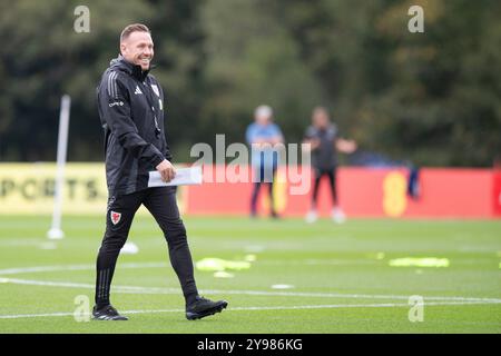 Hensol, Galles, Regno Unito. 9 ottobre 2024. Allenatore Craig Bellamy durante l'allenamento della nazionale di calcio del Galles in vista delle partite della UEFA Nations League contro Islanda e Montenegro. Crediti: Mark Hawkins/Alamy Live News Foto Stock