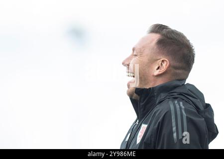 Hensol, Galles, Regno Unito. 9 ottobre 2024. Allenatore Craig Bellamy durante l'allenamento della nazionale di calcio del Galles in vista delle partite della UEFA Nations League contro Islanda e Montenegro. Crediti: Mark Hawkins/Alamy Live News Foto Stock