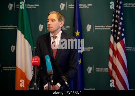 Il Taoiseach Simon Harris parla ai media durante una conferenza stampa al DuPont Circle Hotel, a Washington DC, USA. Data foto: Mercoledì 9 ottobre 2024. Foto Stock