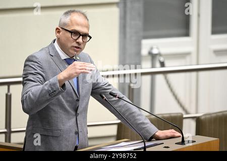 Bruxelles, Belgio. 09 ottobre 2024. Il Ministro fiammingo Matthias Diependaele, nella foto, durante una sessione plenaria del Parlamento fiammingo a Bruxelles, mercoledì 9 ottobre 2024. BELGA FOTO DIRK WAEM credito: Belga News Agency/Alamy Live News Foto Stock