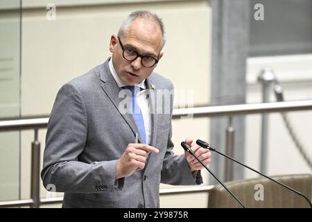 Bruxelles, Belgio. 09 ottobre 2024. Il Ministro fiammingo Matthias Diependaele, nella foto, durante una sessione plenaria del Parlamento fiammingo a Bruxelles, mercoledì 9 ottobre 2024. BELGA FOTO DIRK WAEM credito: Belga News Agency/Alamy Live News Foto Stock