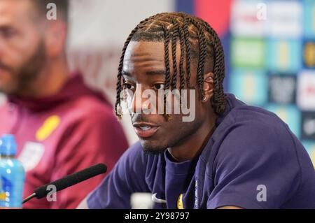 Noni Madueke Press Conference durante la sessione di allenamento dell'Inghilterra in vista della partita Inghilterra contro Grecia al St. George's Park, Burton upon Trent, Inghilterra, Regno Unito, l'8 ottobre 2024 Foto Stock