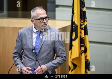 Bruxelles, Belgio. 09 ottobre 2024. Il Ministro fiammingo Matthias Diependaele, nella foto, durante una sessione plenaria del Parlamento fiammingo a Bruxelles, mercoledì 9 ottobre 2024. BELGA FOTO DIRK WAEM credito: Belga News Agency/Alamy Live News Foto Stock