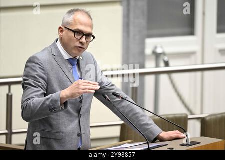 Bruxelles, Belgio. 09 ottobre 2024. Il Ministro fiammingo Matthias Diependaele, nella foto, durante una sessione plenaria del Parlamento fiammingo a Bruxelles, mercoledì 9 ottobre 2024. BELGA FOTO DIRK WAEM credito: Belga News Agency/Alamy Live News Foto Stock