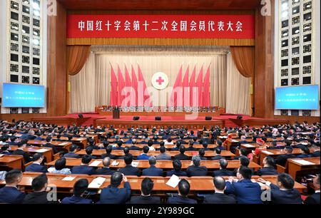 Pechino, Cina. 9 ottobre 2024. Il dodicesimo congresso generale della società della Croce Rossa Cinese (RCSC) si tiene a Pechino, capitale della Cina, il 9 ottobre 2024. Il presidente cinese Xi Jinping, anche segretario generale del Comitato centrale del Partito Comunista Cinese e presidente della Commissione militare centrale, ha fatto osservazioni in una lettera all'RCSC in occasione del suo dodicesimo congresso generale, che si è aperto a Pechino mercoledì. Il vicepresidente cinese Han Zheng ha partecipato all'inaugurazione del congresso e ha incontrato i delegati al congresso. Crediti: Gao Jie/Xinhua/Alamy Live News Foto Stock