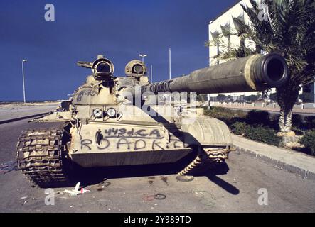 Prima guerra del Golfo: 8 marzo 1991 un carro armato iracheno di tipo 69 abbandonato accanto all'Assemblea Nazionale del Kuwait, in Arabian Gulf Street a Kuwait City. Foto Stock