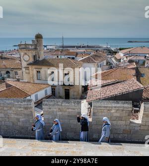 Suore che trascorrono una piccola vacanza sul tetto, Chiesa di Notre Dame, Saintes Maries de la Mer, Camargue, Bouches-du-Rhone, Provenza, Francia. Foto Stock