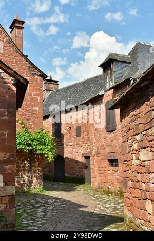 Strada acciottolata fiancheggiata da case medievali nel villaggio di Collonges-la-Rouge a Corrèze Foto Stock