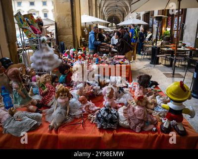 Arezzo, Italia - 10 06, 2024: Mercato dell'antiquariato ad Arezzo "Fiera Antiquaria di Arezzo". Foto Stock