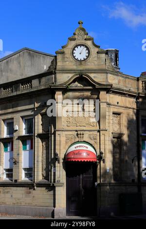 Ristorante italiano a radcliffe Greater manchester, ex edificio della banca, con muratura in pietra ornata al sole e ombre del regno unito Foto Stock