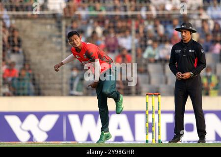 Nasum Ahmed Bowl durante la seconda partita T20 di due serie di partite del Bangladesh e dell'Afghanistan allo Sher-e-Bangla National Cricket Stadium di Mirpur, Dhaka Foto Stock